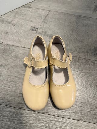 Zapatos niña ceremonia charol beige talla 31