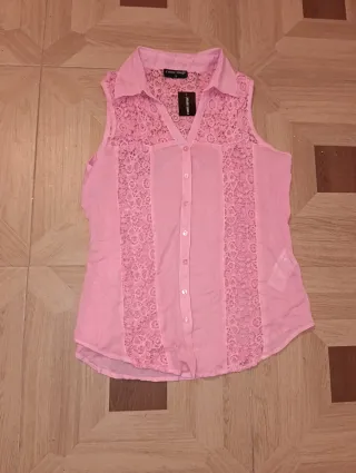 Blusa rosa sin mangas con encaje