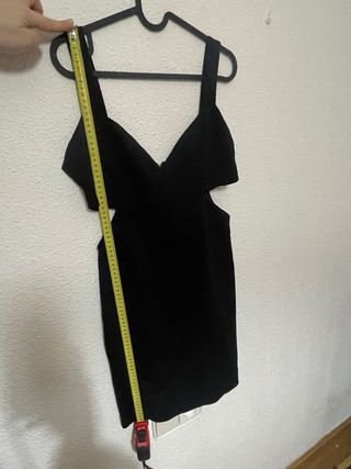 Vestido corto negro con aberturas