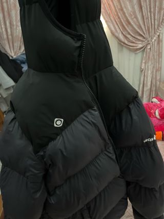 Chaqueta de plumas negra