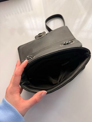 Bolso negro acolchado con cadena