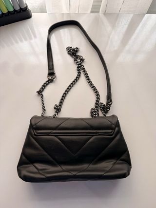 Bolso negro acolchado con cadena