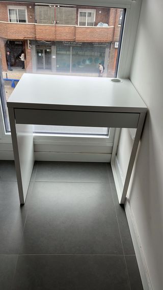 Mesa de estudio blanca con cajón
