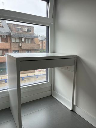 Mesa de estudio blanca con cajón