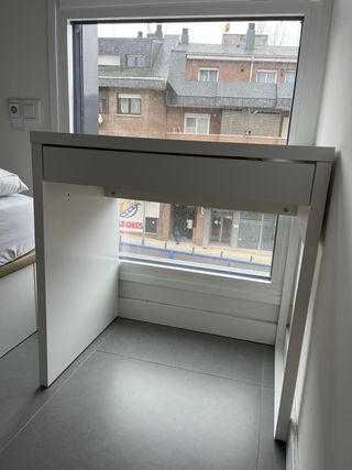 Mesa de estudio blanca con cajón