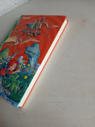 Kika Superbruja Y Los Dinosaurios