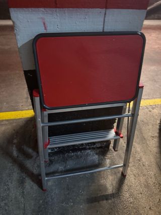 Escalera plegable aluminio y rojo