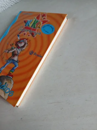 Kika Superbruja y los indios (Spanish Edition)