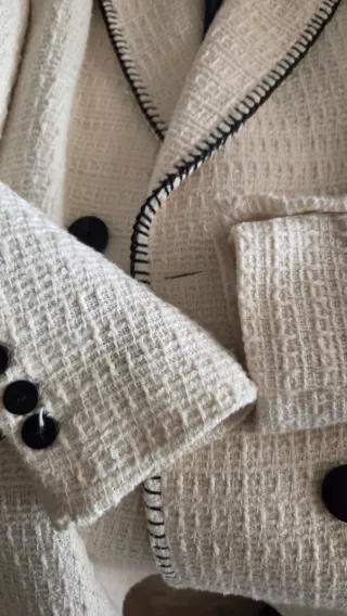 Blazer beige con detalles negros