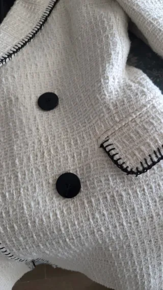 Blazer beige con detalles negros