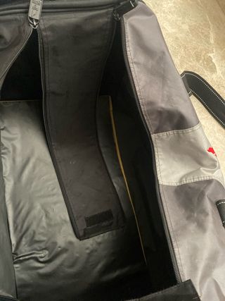 Maleta deportiva negra y gris