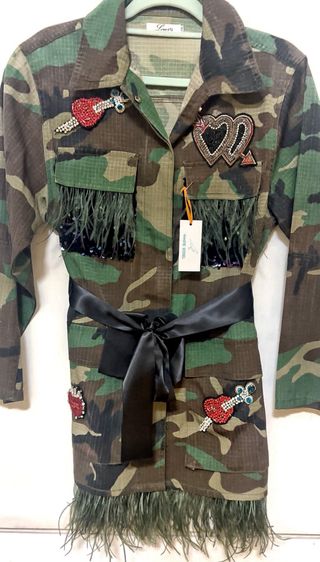 Chaqueta Camuflaje con Parches y Plumas