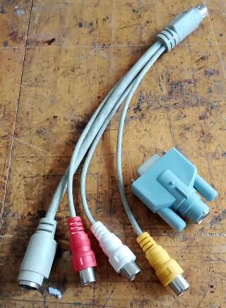 Adattatore HDMI a DVI e vari cavi