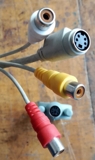 Adattatore HDMI a DVI e vari cavi
