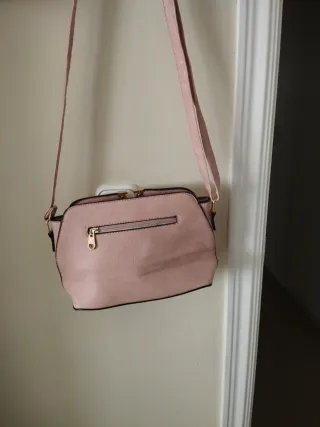 Bolso de mano rosa con detalle V