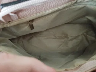 Bolso de mano rosa con detalle V