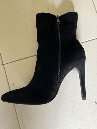 Stivali neri con tacco a spillo in velluto