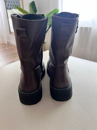 Botas granates con cordones y plataforma