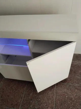 Aparador blanco moderno con luz LED