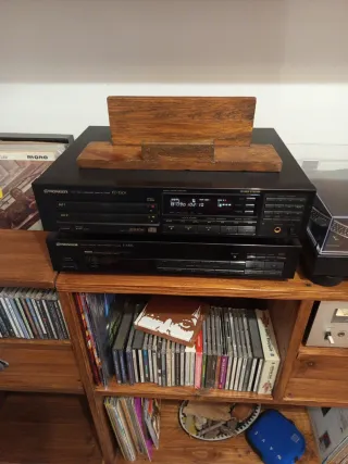 Expositor organizador de vinilos en madera.