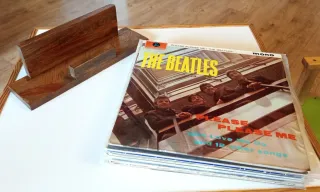 Expositor organizador de vinilos en madera.