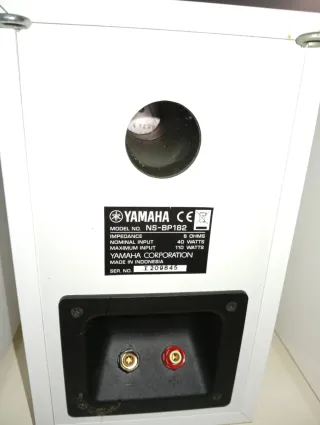 Altavoces Yamaha NS-BP182