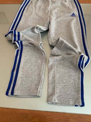 Pantalone tuta Adidas grigio con bande blu