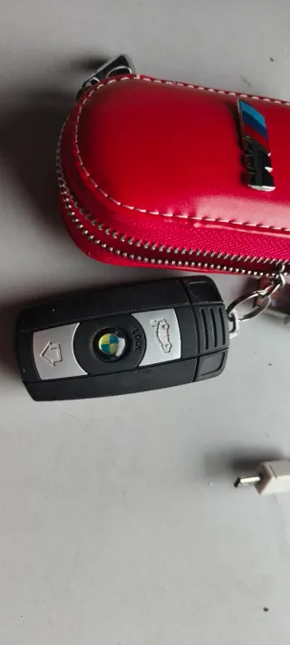 Móvil Vintage BMW con Funda Roja