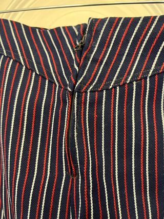 Falda midi rayas diplomáticas