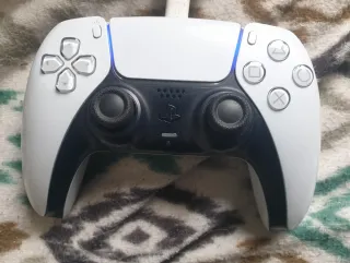 Controller PS5 bianco con joystick magnetici TMR