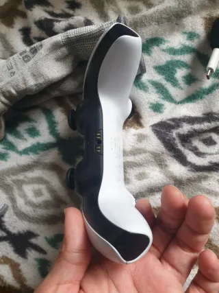 Controller PS5 bianco con joystick magnetici TMR