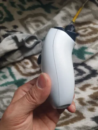 Controller PS5 bianco con joystick magnetici TMR