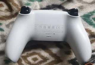 Controller PS5 bianco con joystick magnetici TMR