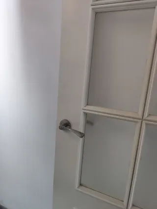 Puerta interior madera apertura derecha con pomo