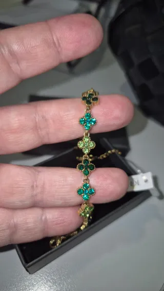 Pulsera dorada con piedras verdes