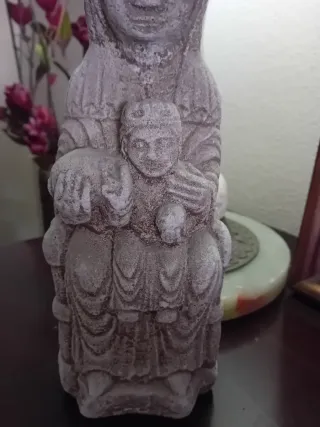 Virgen con niño, talla en piedra