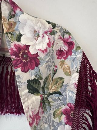 Mantoncillo floral con flecos burdeos