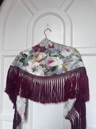 Mantoncillo floral con flecos burdeos