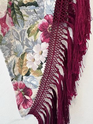 Mantoncillo floral con flecos burdeos