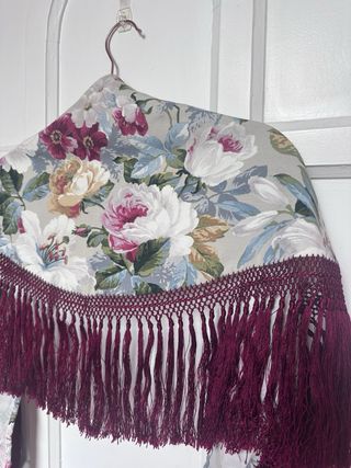 Mantoncillo floral con flecos burdeos