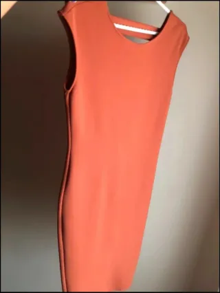 Vestido Zara espalda descubierta color teja