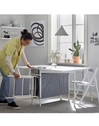 Mesa plegable versátil con dos silla plegables