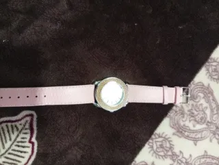 Reloj de pulsera rosa y dorado