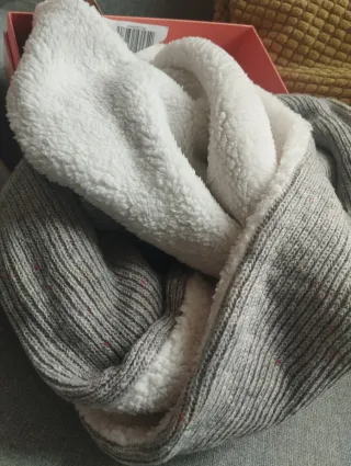 Conjunto NUEVO cuello y guantes gris