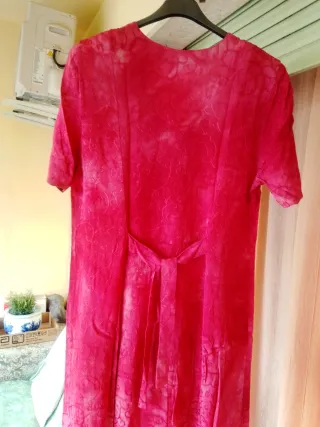 Abito con sfumature rosa e rosse