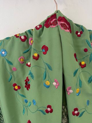 Mantoncillo verde bordado flores