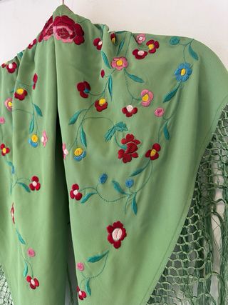 Mantoncillo verde bordado flores