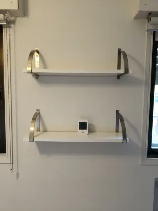 Dos baldas flotantes blancas con soportes metálico