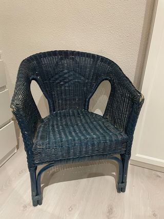 Poltrona in vimini blu intrecciato