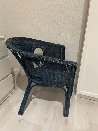 Poltrona in vimini blu intrecciato